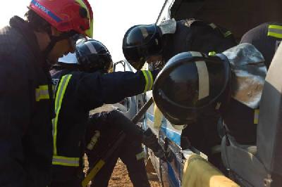  Bomberos de la provincia de Zamora se han formado en el rescate de personas en vehículos pesados en un curso impartido en Benavente 