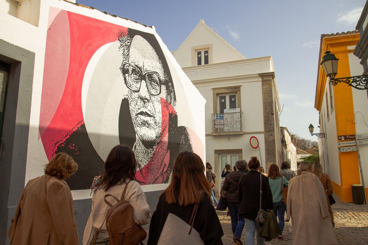 Foto grafiti con imagen del cantautor Zeca Afonso en Faro, durante la visita Intrépida POCTEP